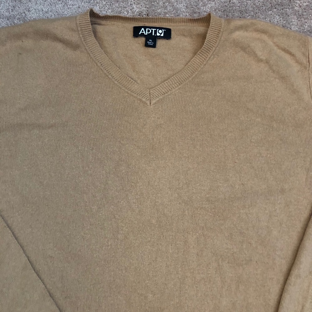 XL Men’s V-neck Camel Sweater